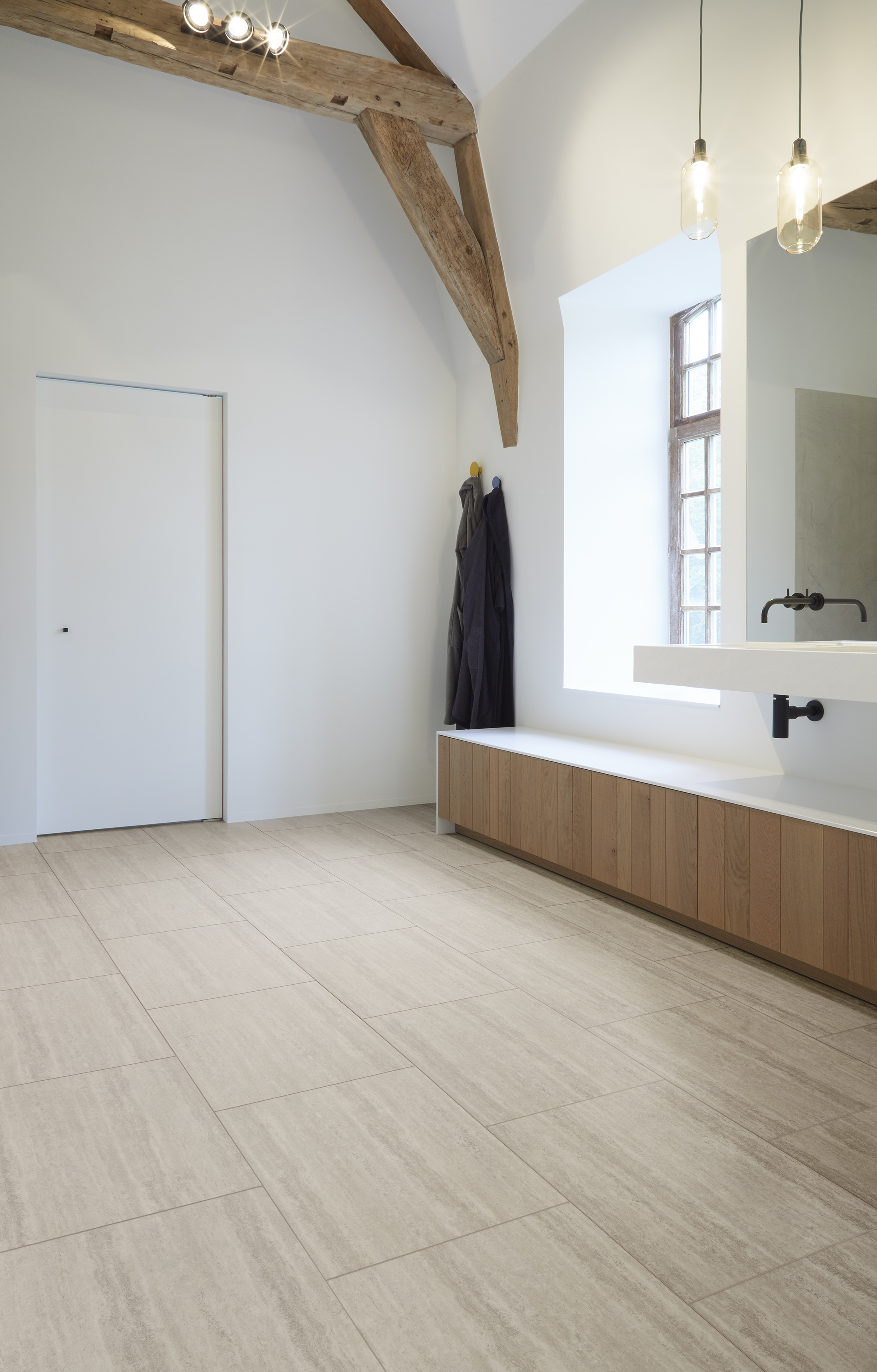 LYRA 57 (50-LVTE-1857)_THEESSENTIALS